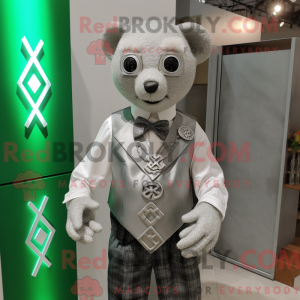 Srebrna maska z krzyżem...