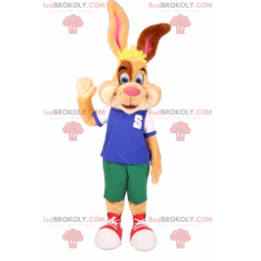 Mascota de conejo bicolor beige y marrón en pantalones cortos -