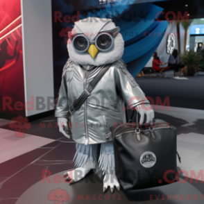 Silver ugglemaskotdräkt iklädd motorjacka och tygkassar - Ugglamaskotar - REBROKO_270862 - RedBrokoly.com