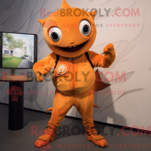 Fantasia de mascote de atum cor de laranja com macacão e relógios inteligentes - Mascotes de atum - RedBrokoly.com