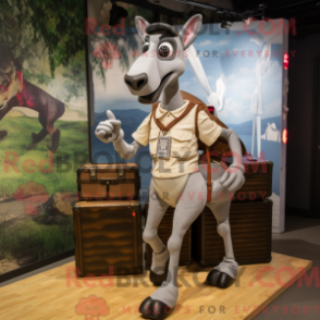 Uma bela figura de máscara ocapi vestida com shorts cargo e casaco - Mascotes Okapi - REBROKO_272330 - RedBrokoly.com
