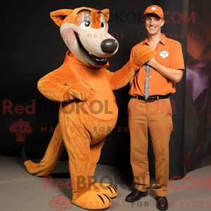 Oranžová postava maskota...