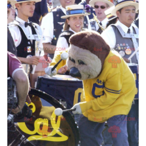 Braunbärenmaskottchen in gelber und blauer Sportbekleidung -