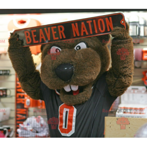 Mascot oso castor marrón en ropa deportiva - Redbrokoly.com