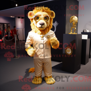 Gold Tamer Lion maskot...