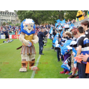 Muskulöses Löwenmaskottchen als Ritter verkleidet -