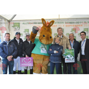 Mascota del caballo marrón en traje verde - Redbrokoly.com