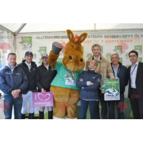 Cavalo mascote marrom em traje verde - Redbrokoly.com