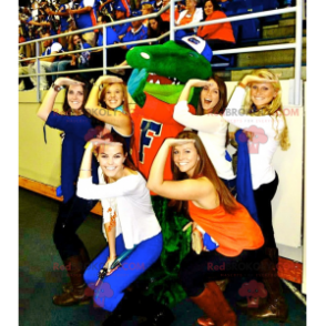 Grünes Krokodilmaskottchen gekleidet in Rot - Redbrokoly.com