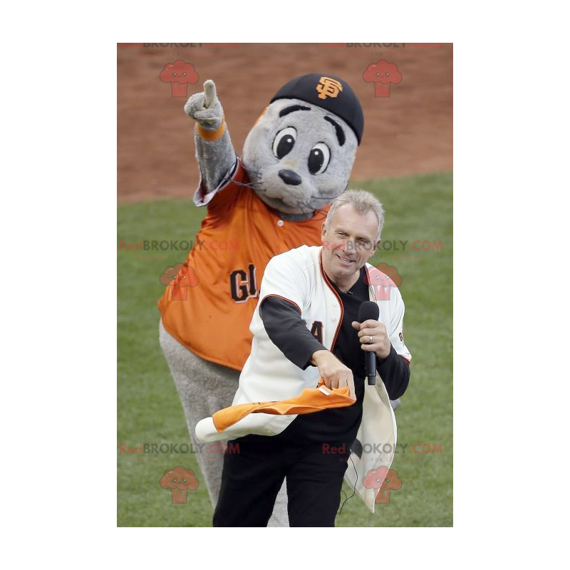 Mascota de león marino gris con una camiseta naranja -