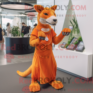Orange Thylacosmilus maskot...