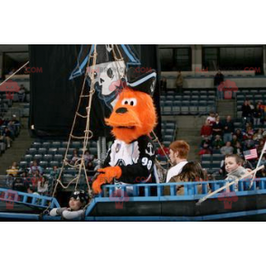 2 mascottes : un chien orange et un garçon vacancier -
