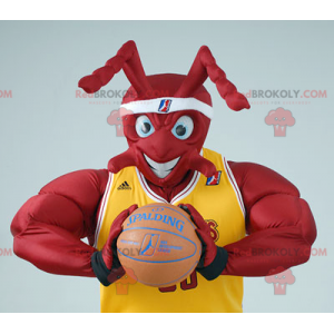 Mascota de hormiga roja muscular en traje de baloncesto -