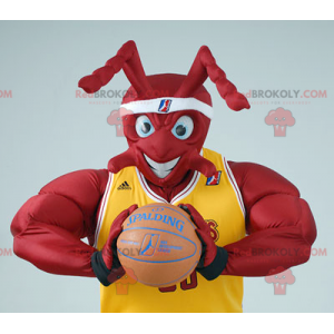 Muskulöses rotes Ameisenmaskottchen im Basketballoutfit -
