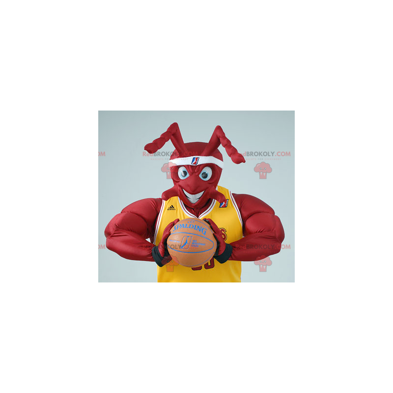 Mascote formiga vermelha e musculosa em roupa de basquete -
