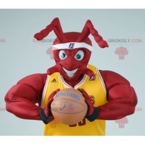 Gespierde rode mier mascotte in basketbal outfit -