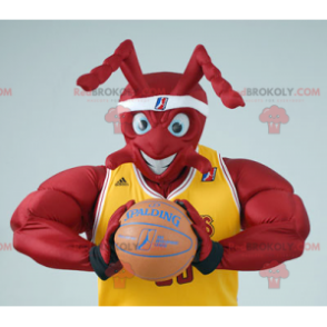 Mascota de hormiga roja muscular en traje de baloncesto -