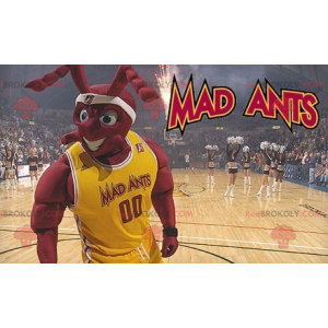 Muskularna czerwona mrówka maskotka w stroju do koszykówki -