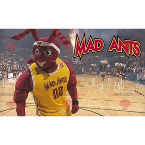 Gespierde rode mier mascotte in basketbal outfit -