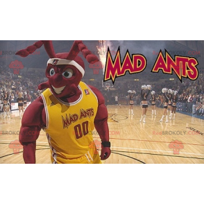 Mascota de hormiga roja muscular en traje de baloncesto -