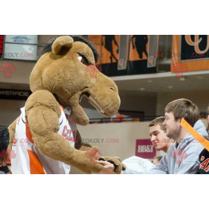 Mascote camelo marrom em roupas esportivas - Redbrokoly.com