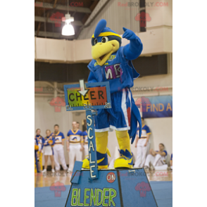 Mascote pássaro azul e amarelo em roupas esportivas -