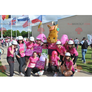 Cavalo mascote marrom e potro rosa em traje rosa -