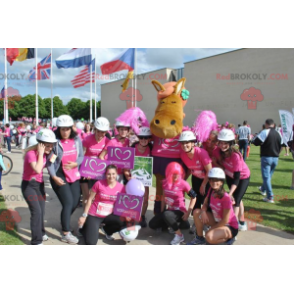 Cavalo mascote marrom e potro rosa em traje rosa -