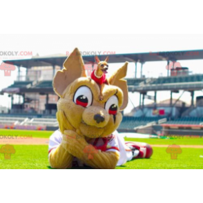 Mascote chihuahua marrom em roupa branca e vermelha -