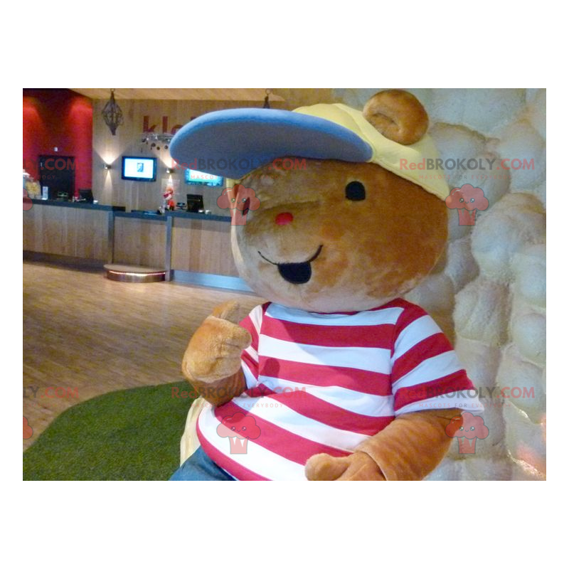 Mascotte de nounours marron avec un t-shirt et une casquette -