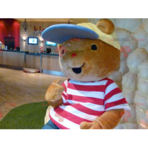 Mascotte de nounours marron avec un t-shirt et une casquette -