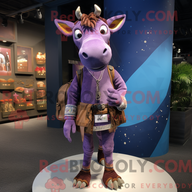 Fantasia de mascote de okapi roxo com calça jeans e bolsas - Mascotes Okapi - REBROKO_279137 - RedBrokoly.com
