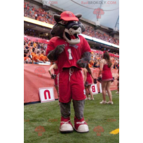 Maskotka szary wilk w czerwonej odzieży sportowej -