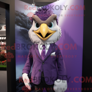 Postava maskota Purple Hawk...