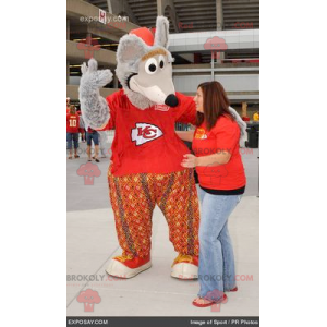 Ratón mascota rata gris en traje rojo - Redbrokoly.com