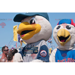 2 mascotes de pássaro gaivota em roupas esportivas -