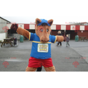 Bruin paard mascotte veulen in blauwe en rode outfit -