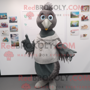 Grey Peacock maskot...