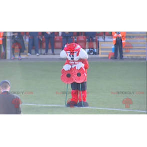 Mascote gato branco e vermelho em roupas esportivas vermelhas e