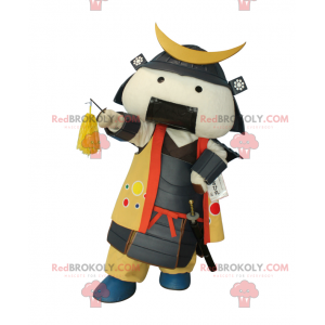 Samuraj maskotka w tradycyjnym stroju