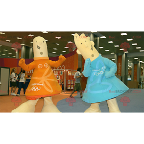 2 mascottes van meisje en jongen in oranje en blauwe outfit -