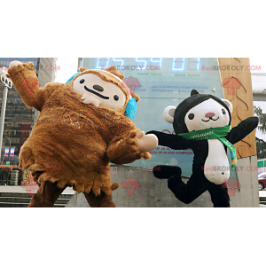 2 mascotes, um yeti marrom e um macaco preto e branco -