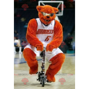 Mascote urso laranja com óculos e roupa de basquete -