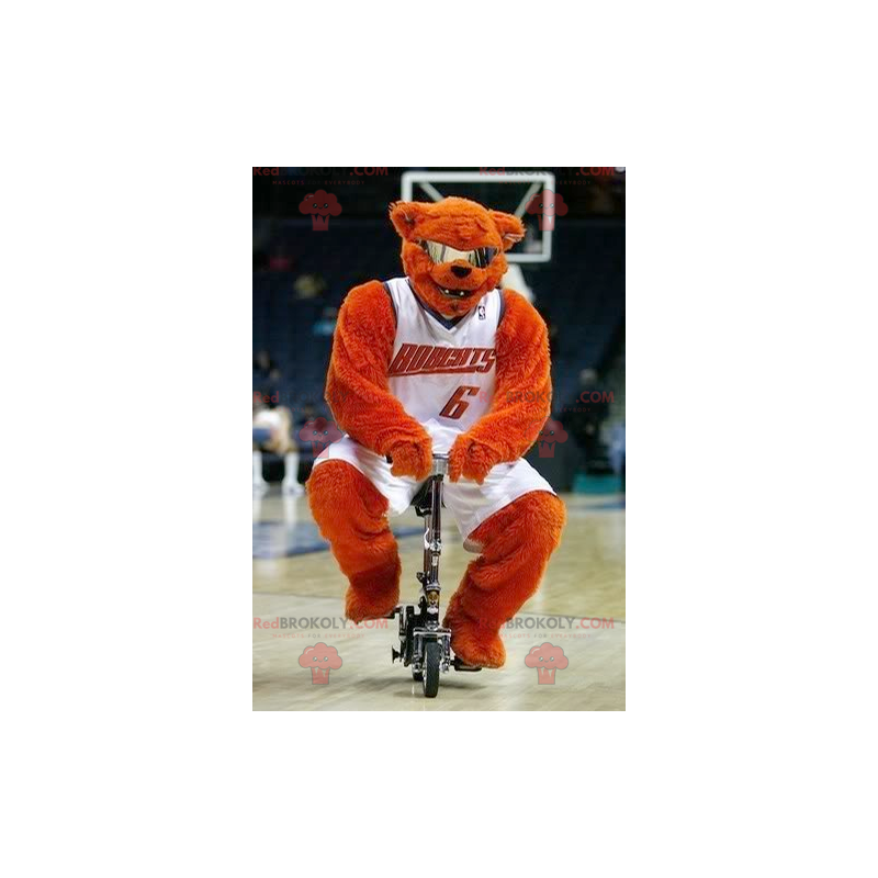 Mascota del oso naranja con gafas en traje de baloncesto -