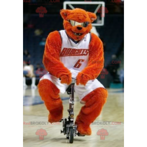 Orange björnmaskot med glasögon i basketdräkt - Redbrokoly.com