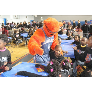 Orangenbärenmaskottchen mit Brille im Basketballoutfit -