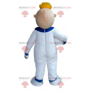 Blond mężczyzna astronauta maskotka w białym kombinezonie -