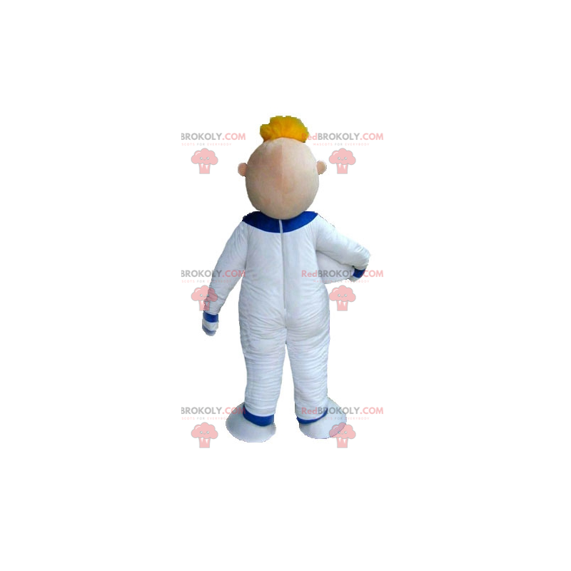 Blond mężczyzna astronauta maskotka w białym kombinezonie -