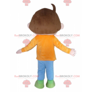 Mascote menino marrom com uma roupa laranja azul e verde -