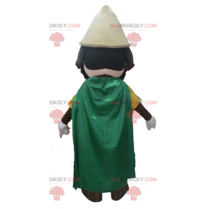 Riddermascotte met een gele outfit en een groene cape -